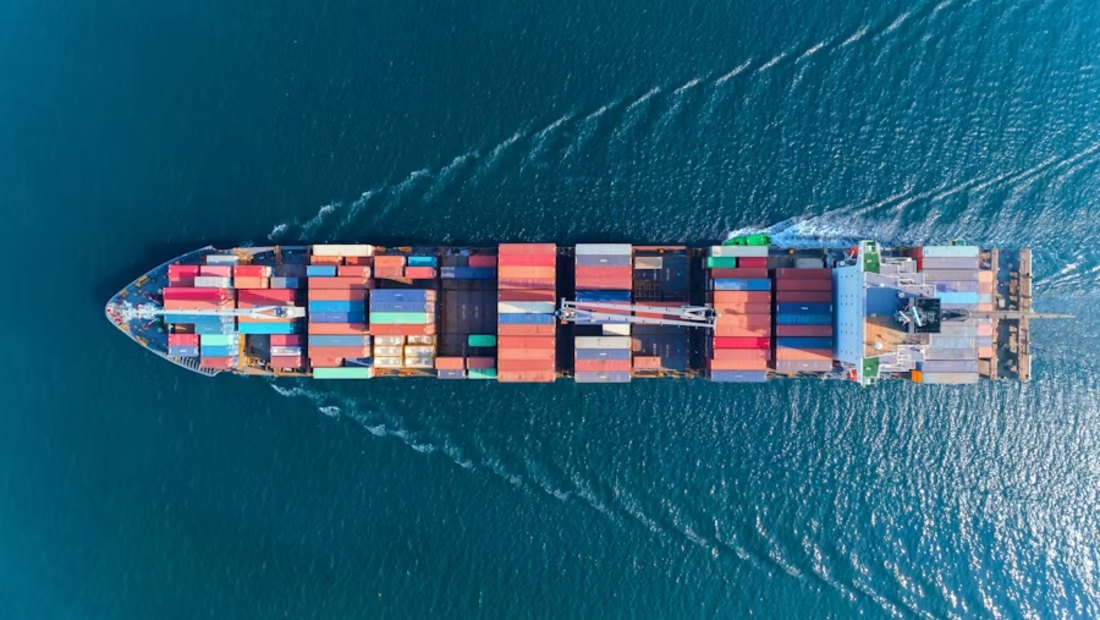 Container vessel under way, seen from directly above